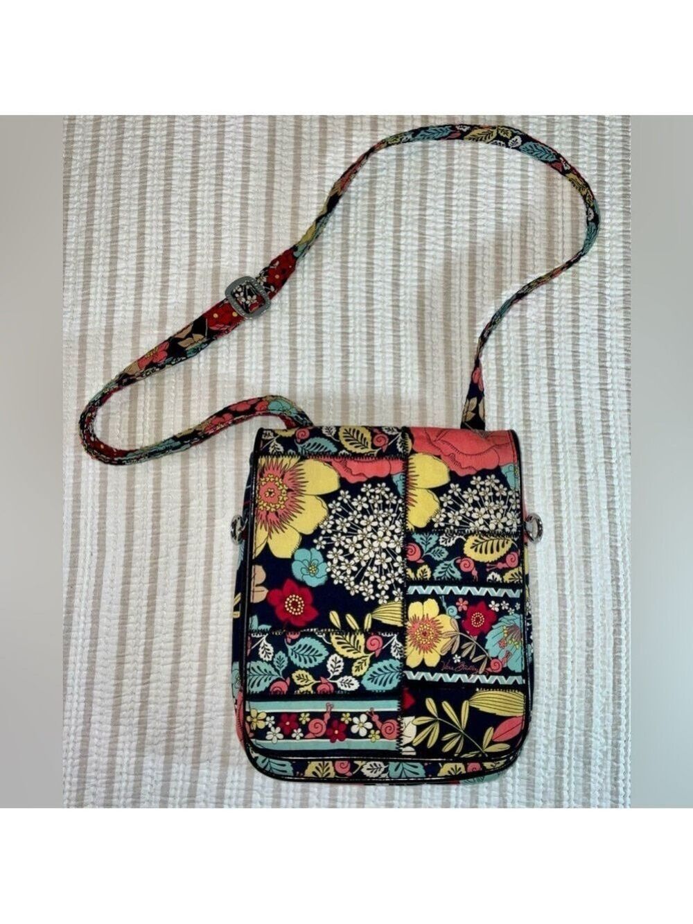 Vera Bradley Happy Snail quilted crossbody purse - nice,used condition/very cute